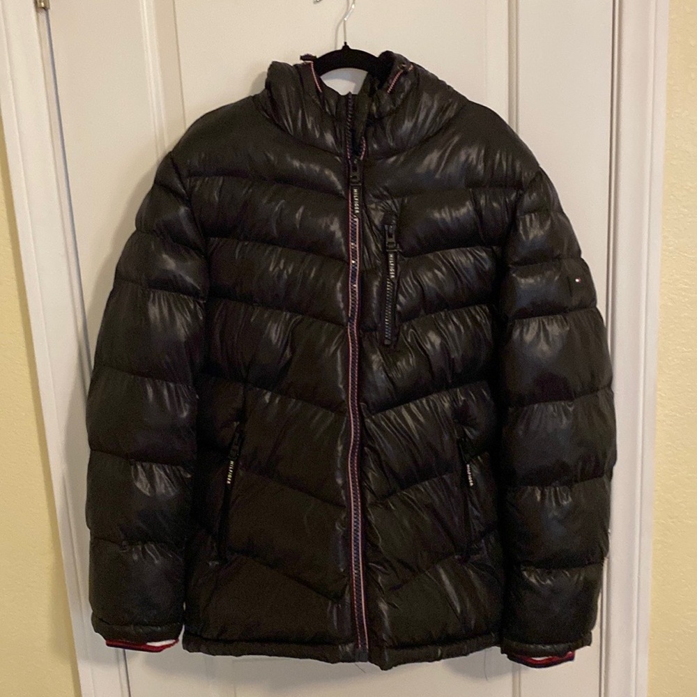 Im selling a XL Tommy Hilfiger Puffer Jacket.